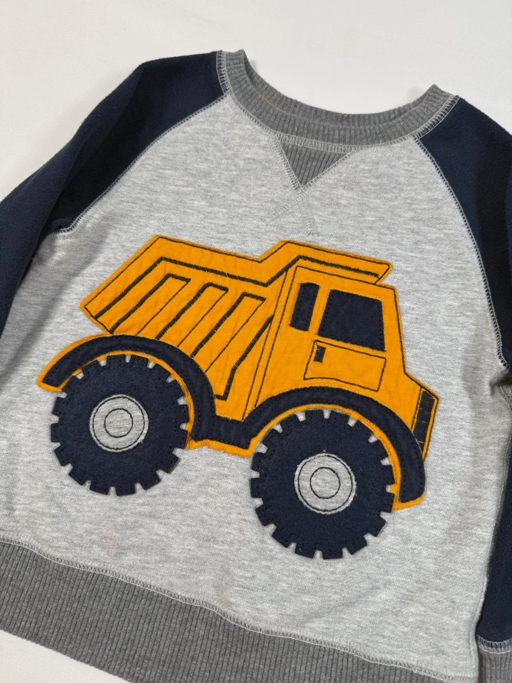 THE‎ CHILDRENS PLACE Boys 2T Sweatshirt Gray Dump Truck Graphic Raglan Crewneck